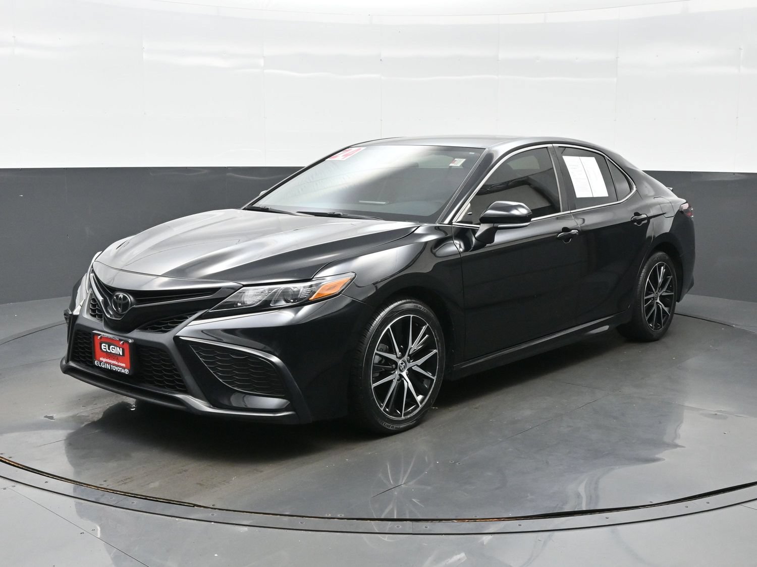 Used 2024 Toyota Camry SE FWD image 2