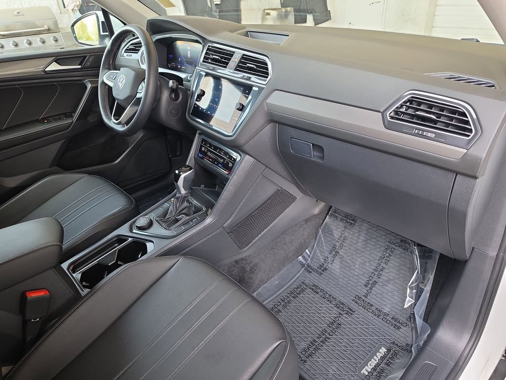 Used 2024 Volkswagen Tiguan SE AWD/4WD image 31