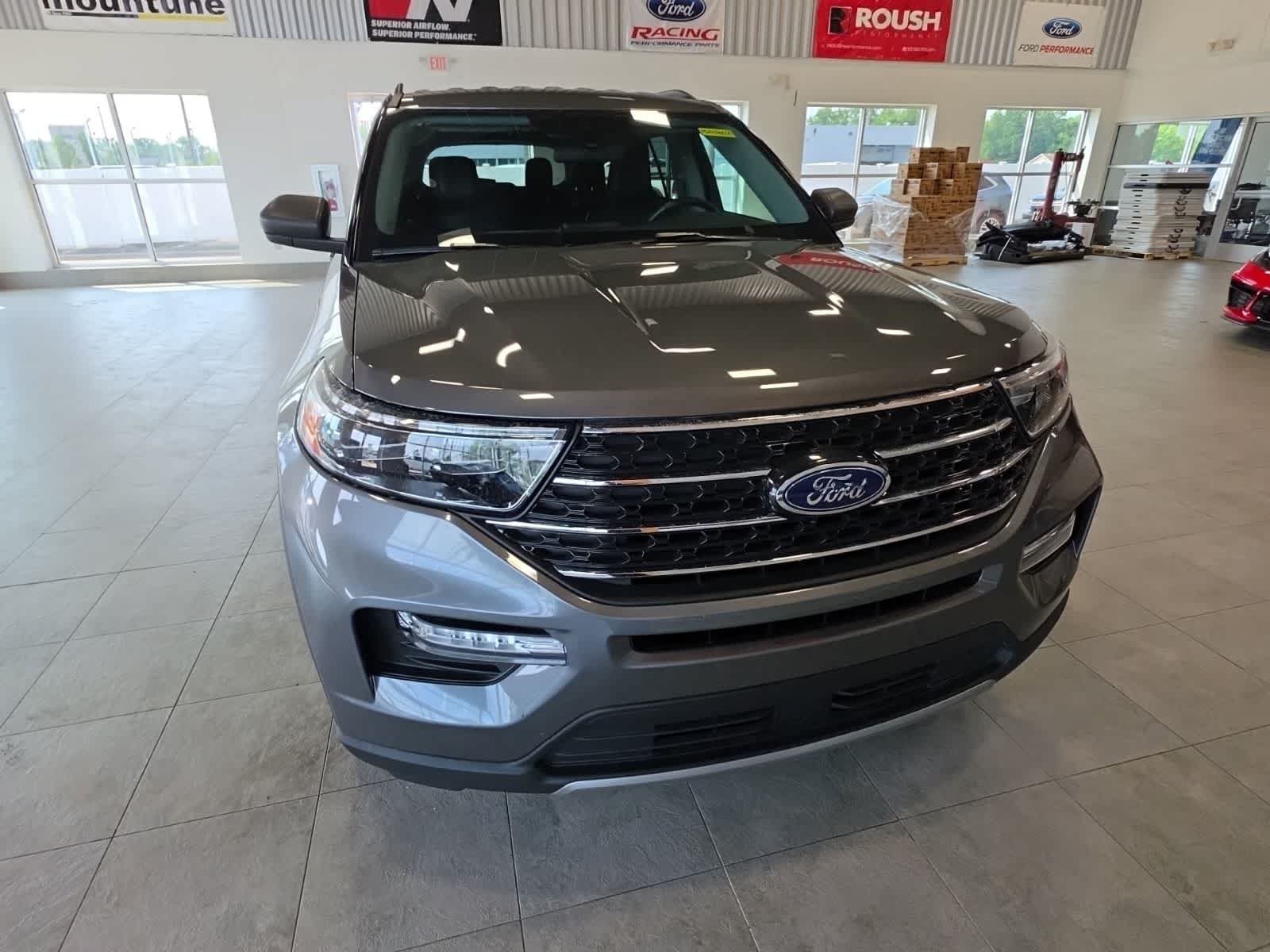 Used 2023 Ford Explorer XLT w/ Equipment Group 202A AWD/4WD image 4