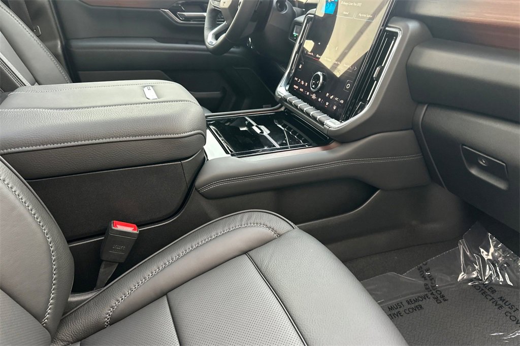 Used 2025 GMC Yukon XL Denali w/ Denali Reserve Package image 19