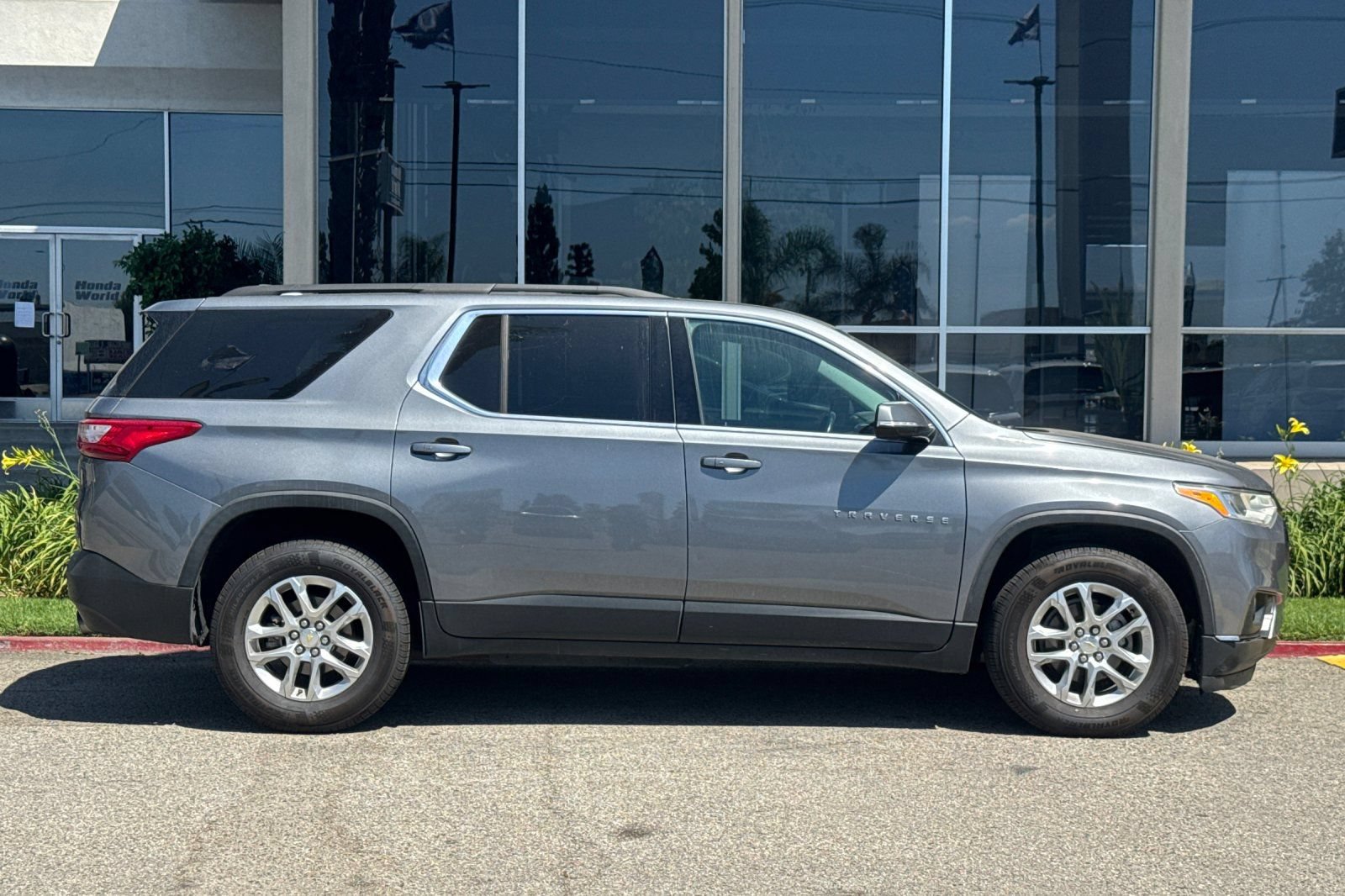 Used 2020 Chevrolet Traverse LT FWD image 4