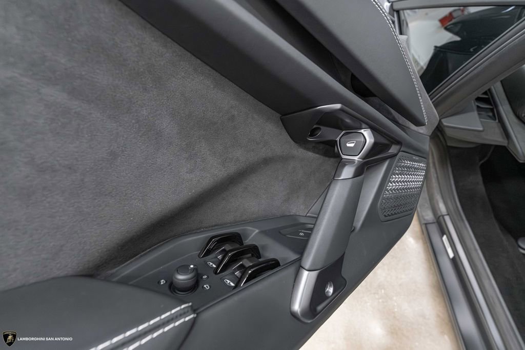 Used 2026 Lamborghini Revuelto AWD/4WD image 31