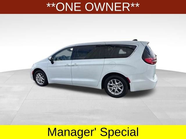 Used 2023 Chrysler Pacifica Touring-L FWD image 4