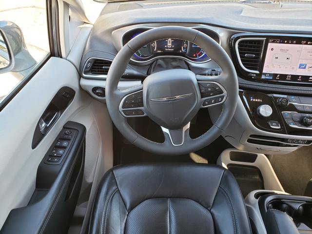 Used 2022 Chrysler Pacifica Touring-L FWD image 16
