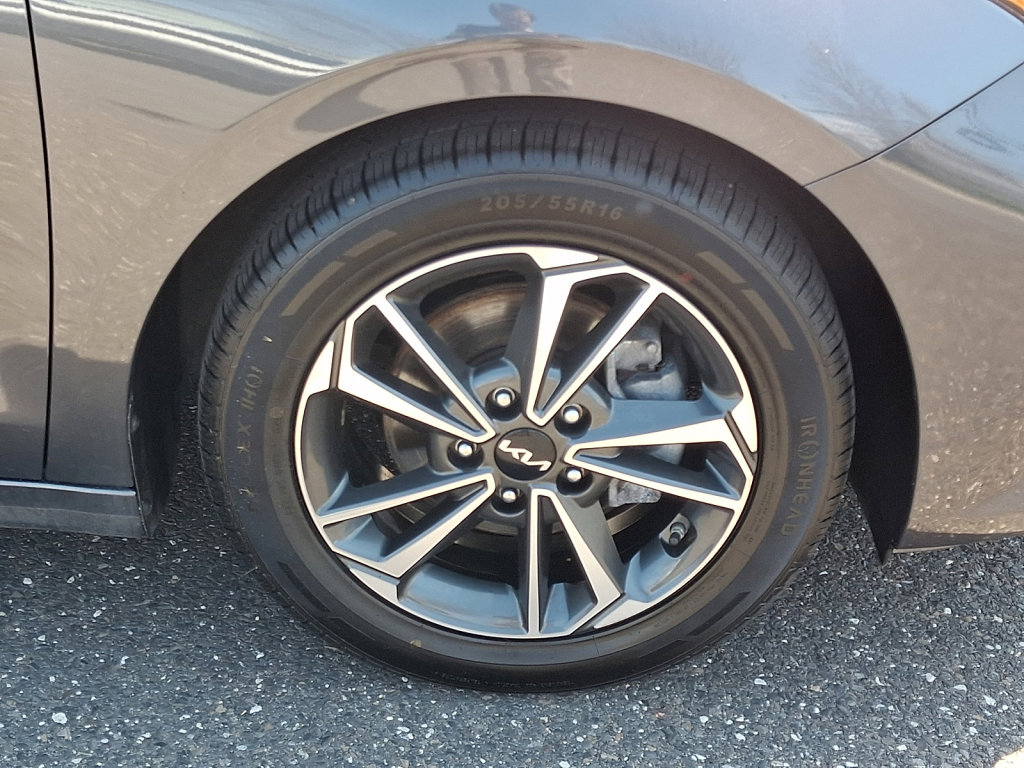 Used 2024 Kia Forte LXS image 9