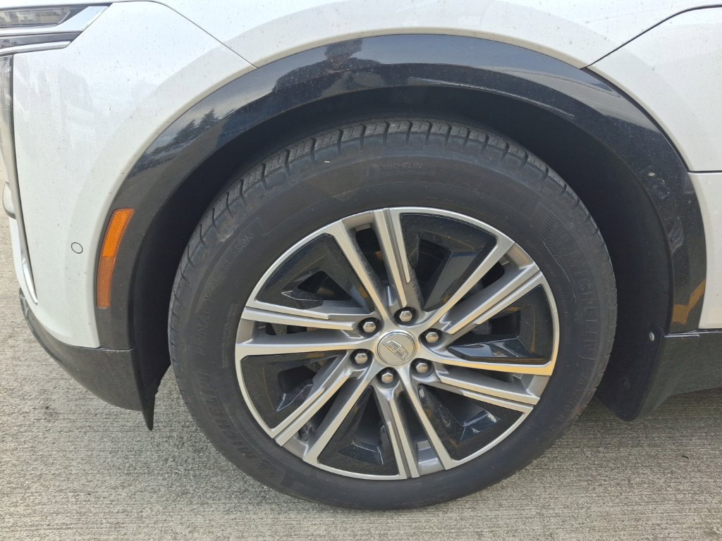 Certified 2024 Cadillac Lyriq Luxury AWD/4WD image 4