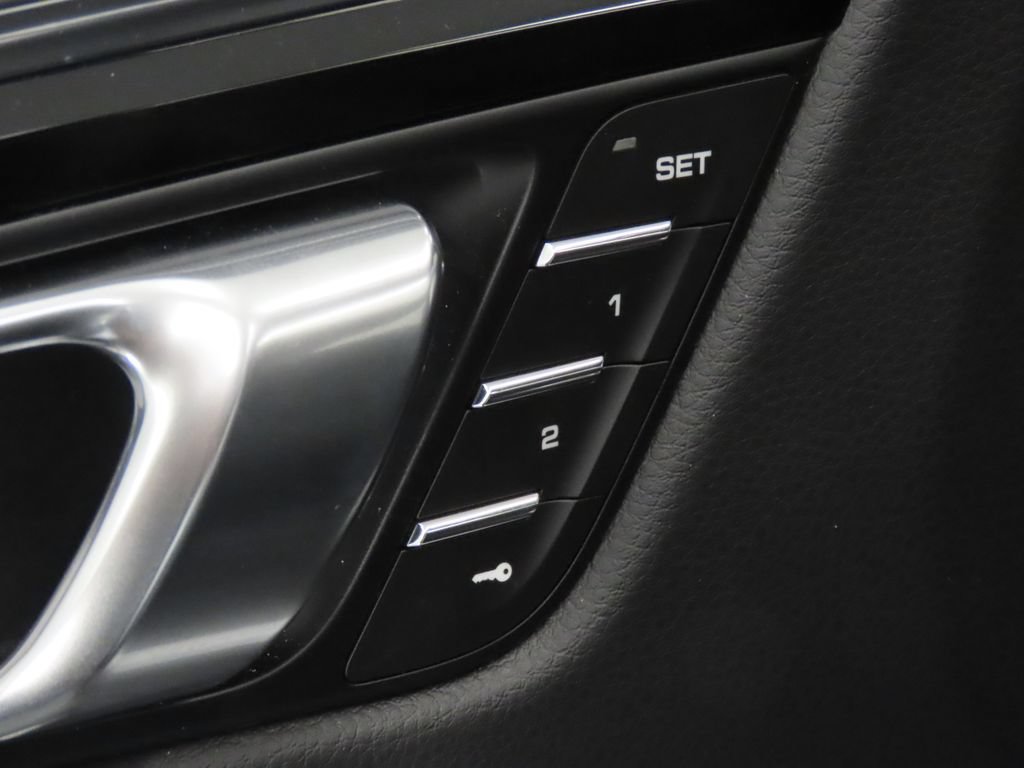 Certified 2026 Porsche Macan AWD/4WD image 36