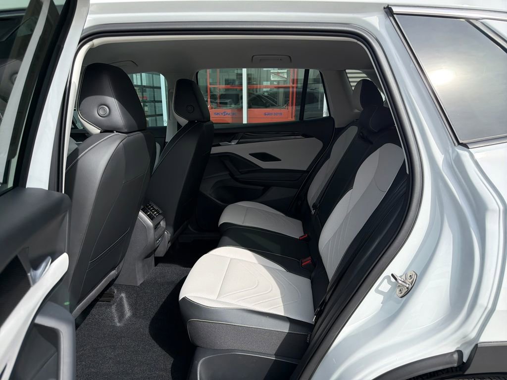 Certified 2025 Volkswagen Tiguan SE image 14