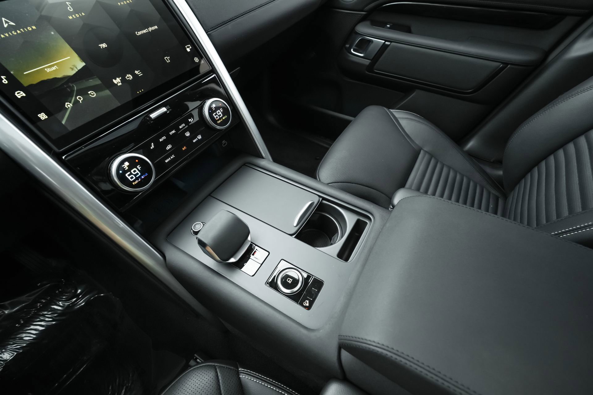 Used 2024 Land Rover Discovery S image 11