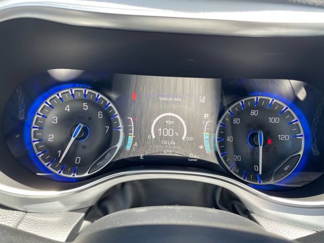 Used 2025 Chrysler Pacifica Limited AWD/4WD image 17