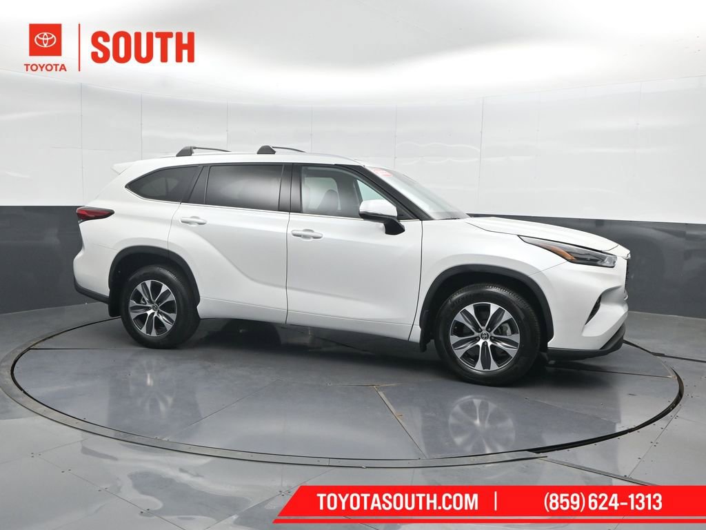 Used 2022 Toyota Highlander XLE image 1