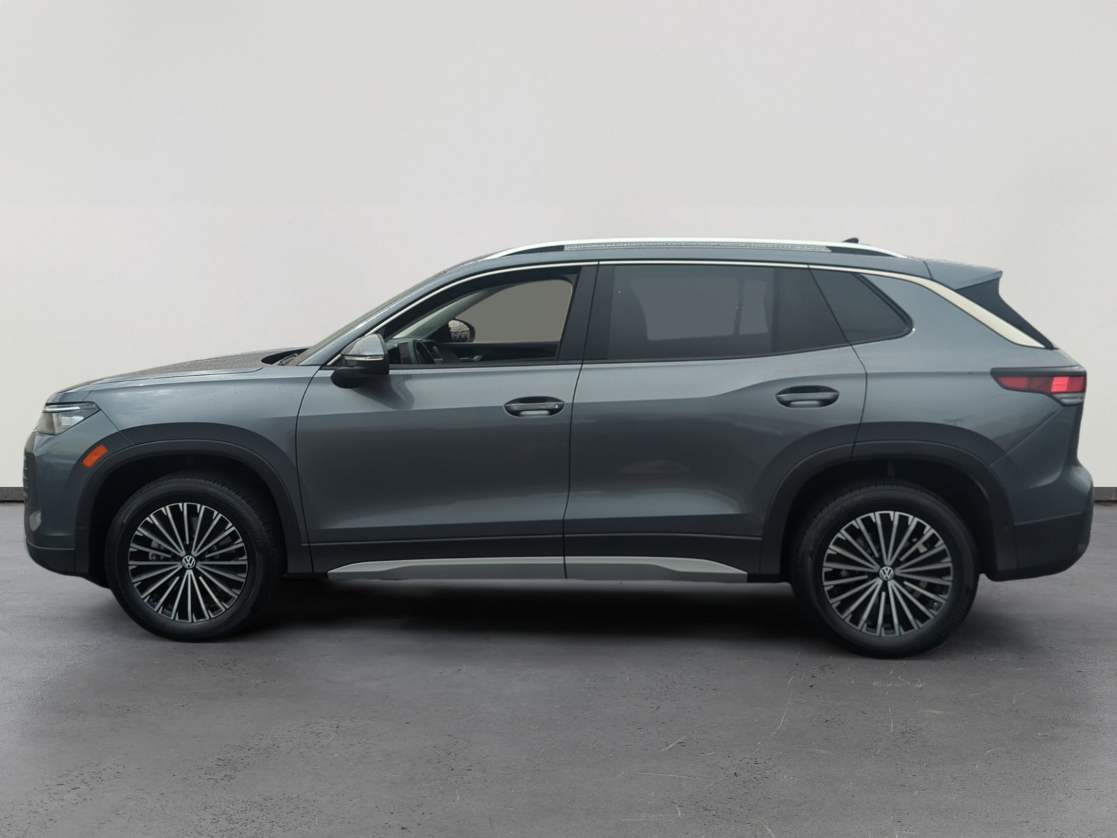 Certified 2025 Volkswagen Tiguan S w/ 18" Wheel Package video 2