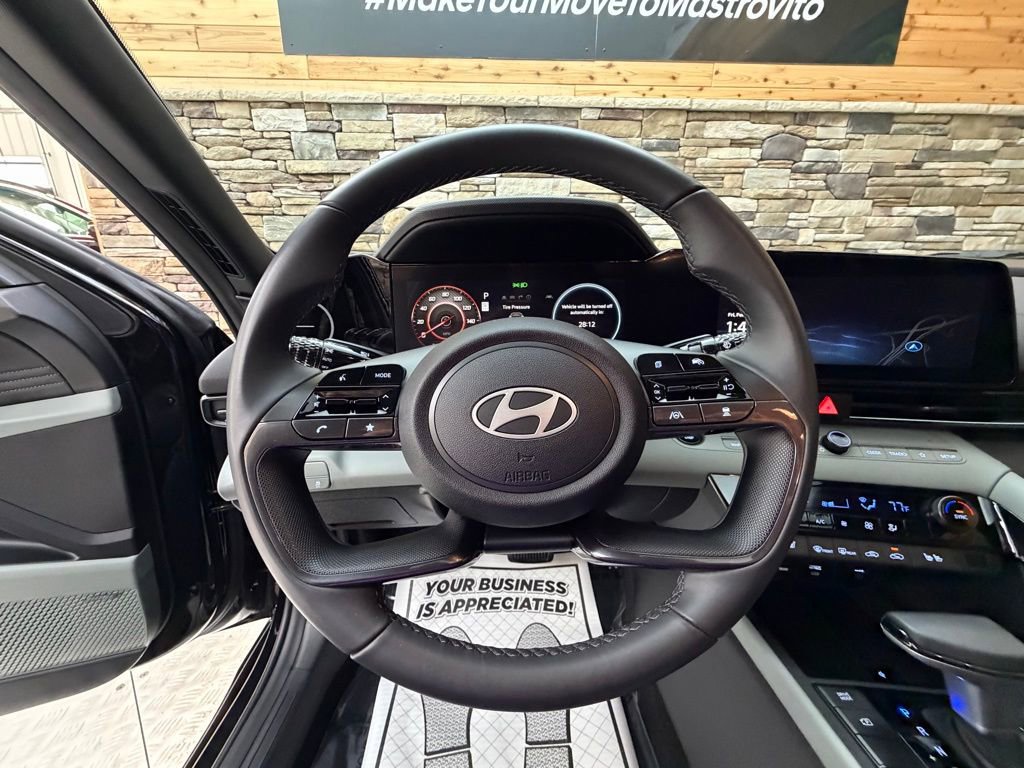 Certified 2025 Hyundai Elantra Limited FWD image 15