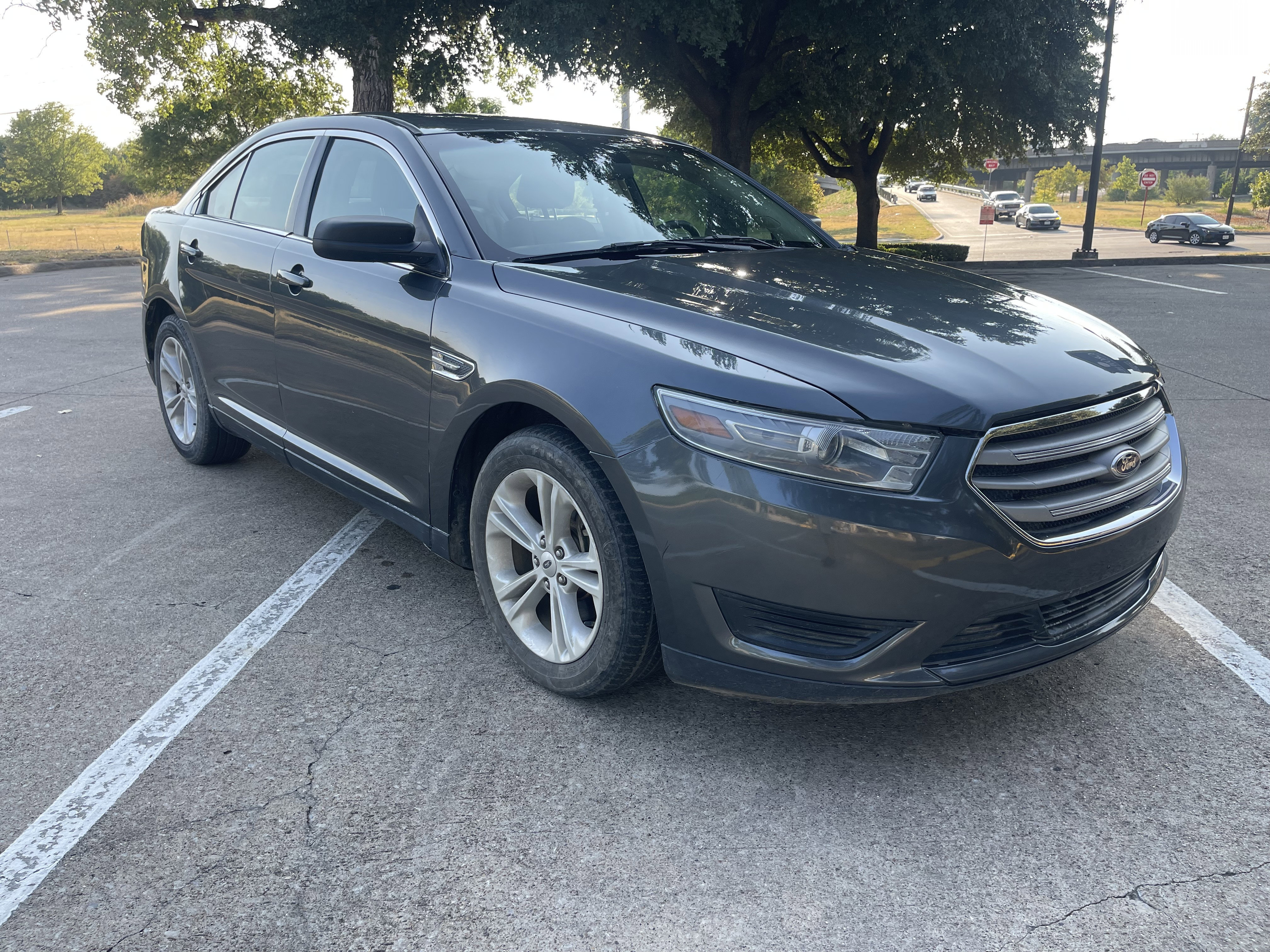Used 2015 Ford Taurus SE image 3