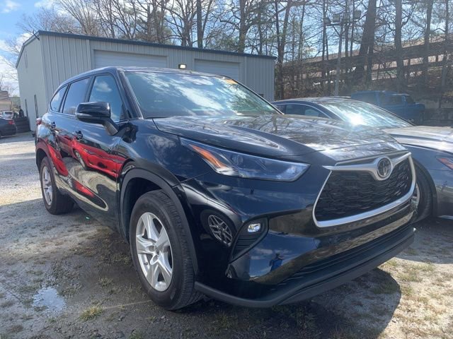 Used 2024 Toyota Highlander LE image 2