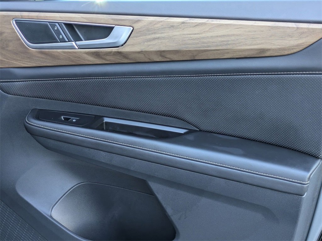 Used 2025 Volkswagen Atlas SE image 32