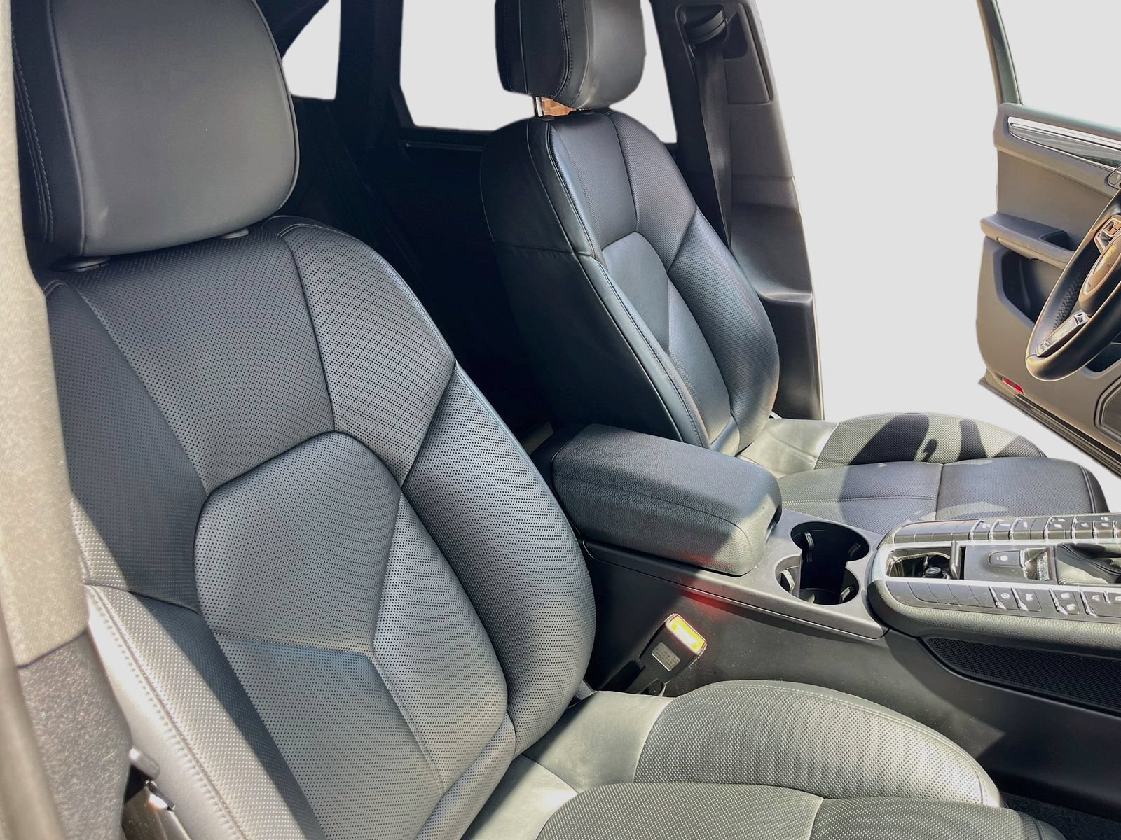 Used 2020 Porsche Macan AWD/4WD image 31