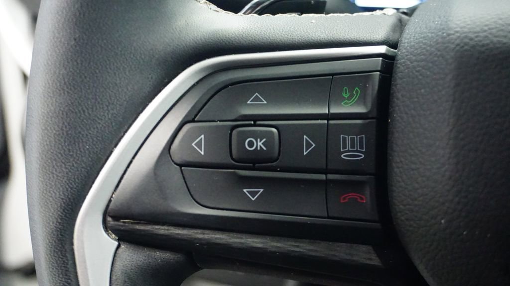 Used 2023 Jeep Grand Cherokee L Laredo image 32