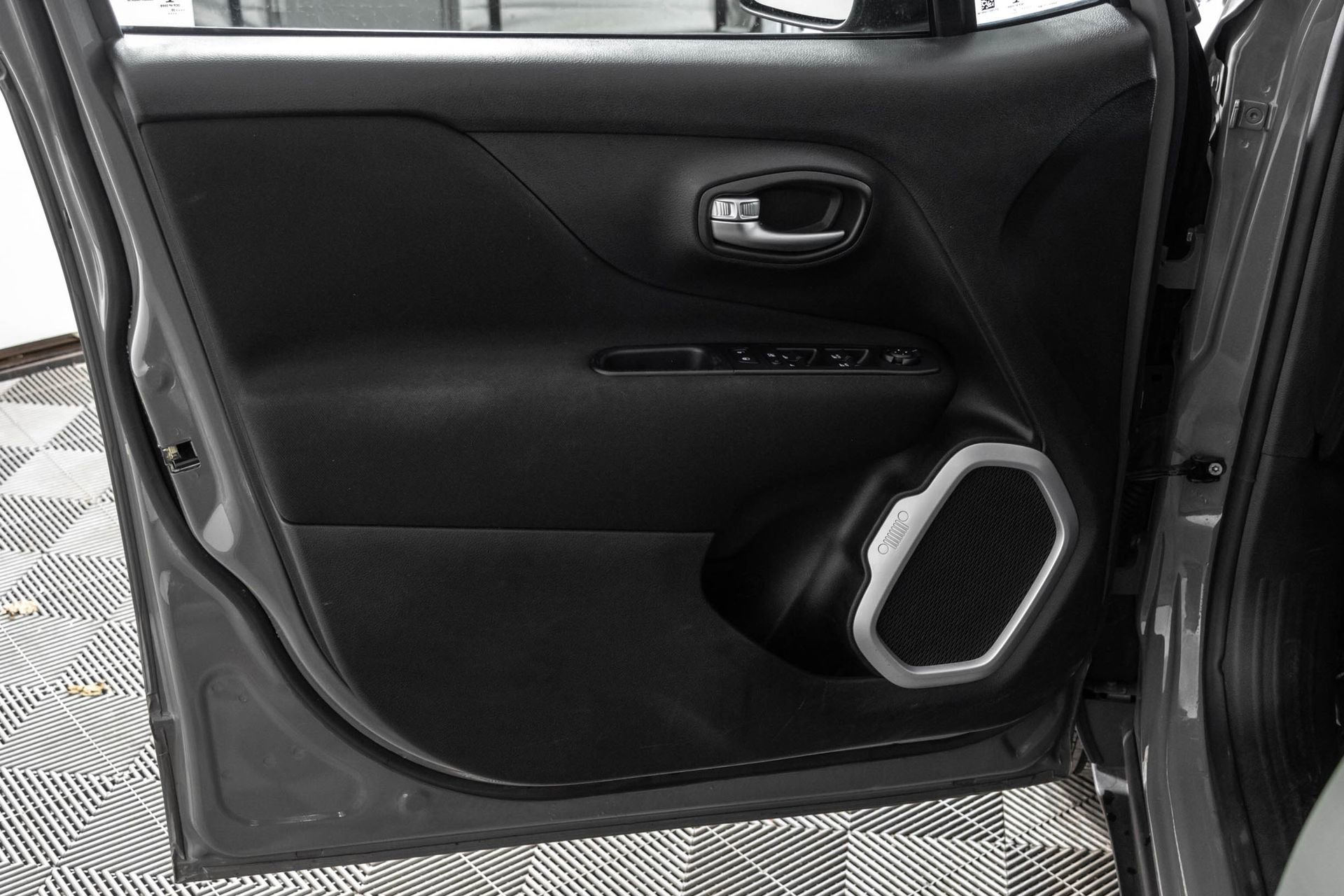 Used 2020 Jeep Renegade Latitude FWD image 32