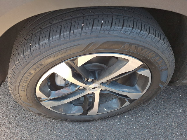 Used 2025 Chevrolet Trax RS w/ Sunroof Package FWD image 4