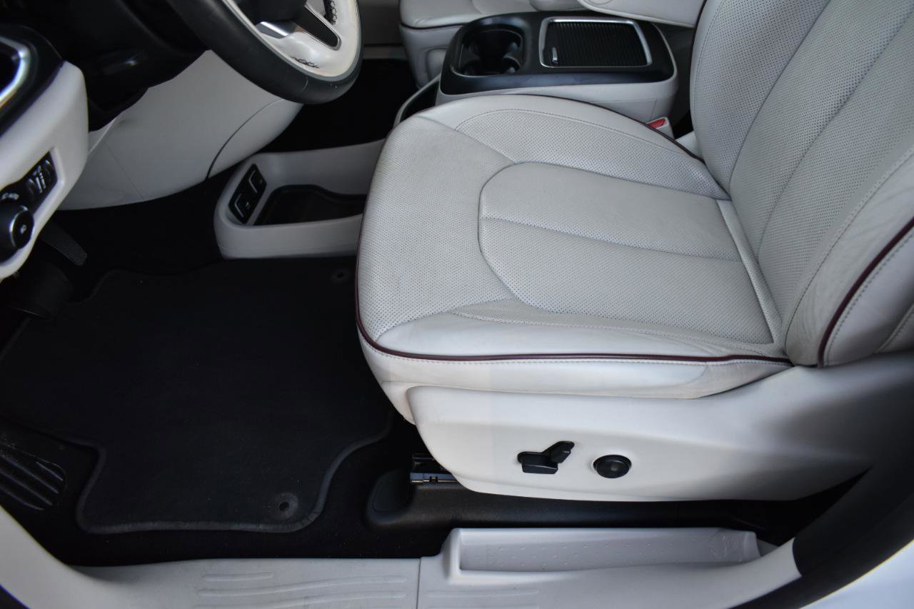 Used 2020 Chrysler Pacifica Limited image 25