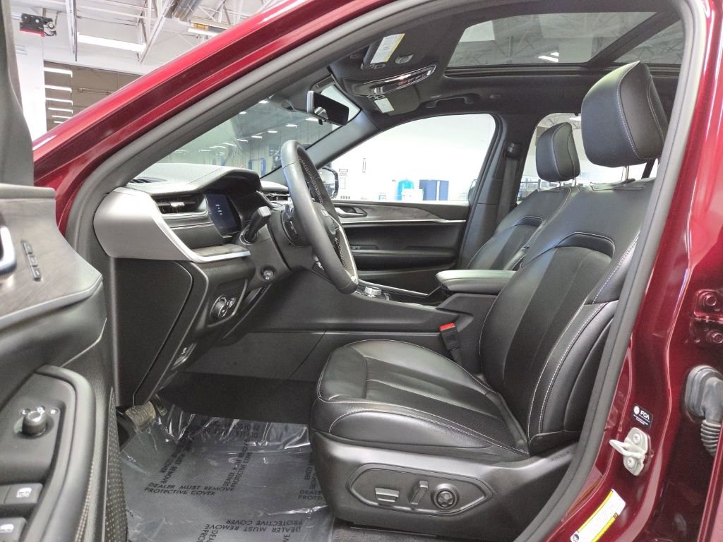 Used 2024 Jeep Grand Cherokee Limited w/ Luxury Tech Group II image 9