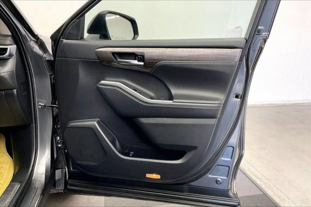 Used 2022 Toyota Highlander Platinum FWD image 27