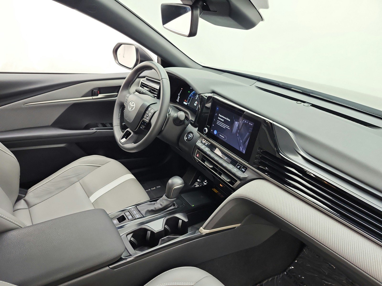 Used 2025 Toyota Camry SE w/ Convenience Package FWD image 17