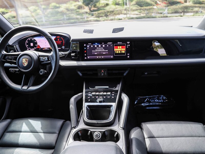 Used 2024 Porsche Cayenne AWD/4WD image 16