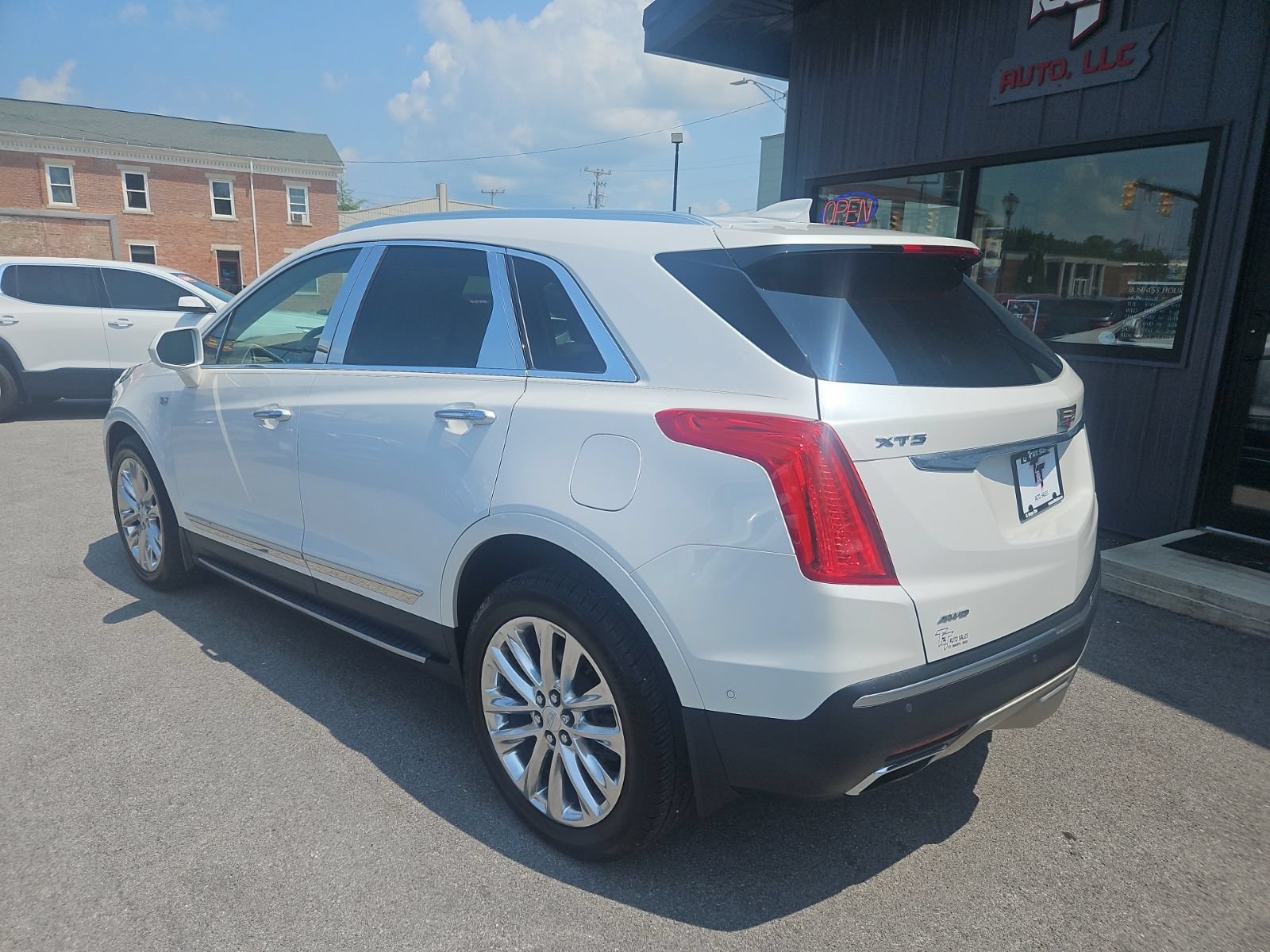 Used 2018 Cadillac XT5 Platinum w/ Driver Assist Package AWD/4WD image 4