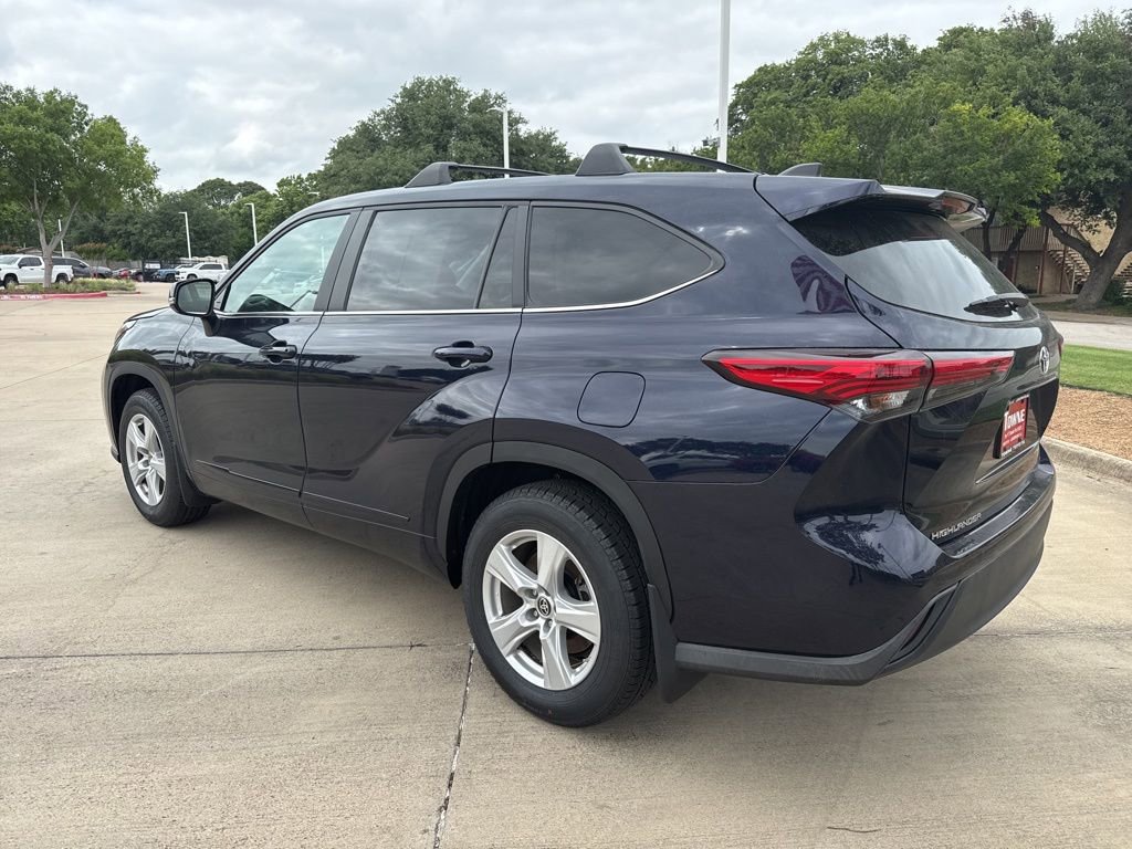 Used 2023 Toyota Highlander LE FWD image 4