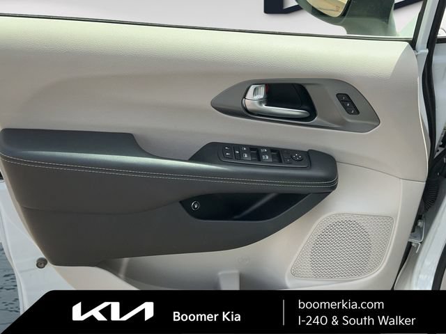 Used 2023 Chrysler Pacifica Touring-L FWD image 17