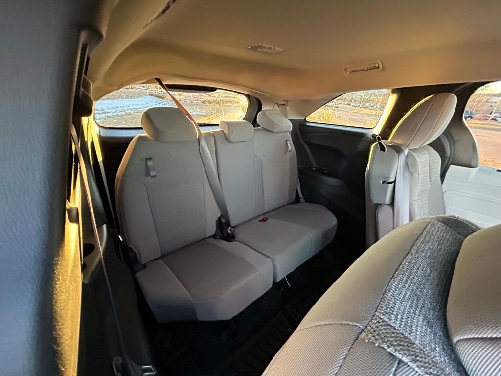 Used 2025 Toyota Sienna LE image 33