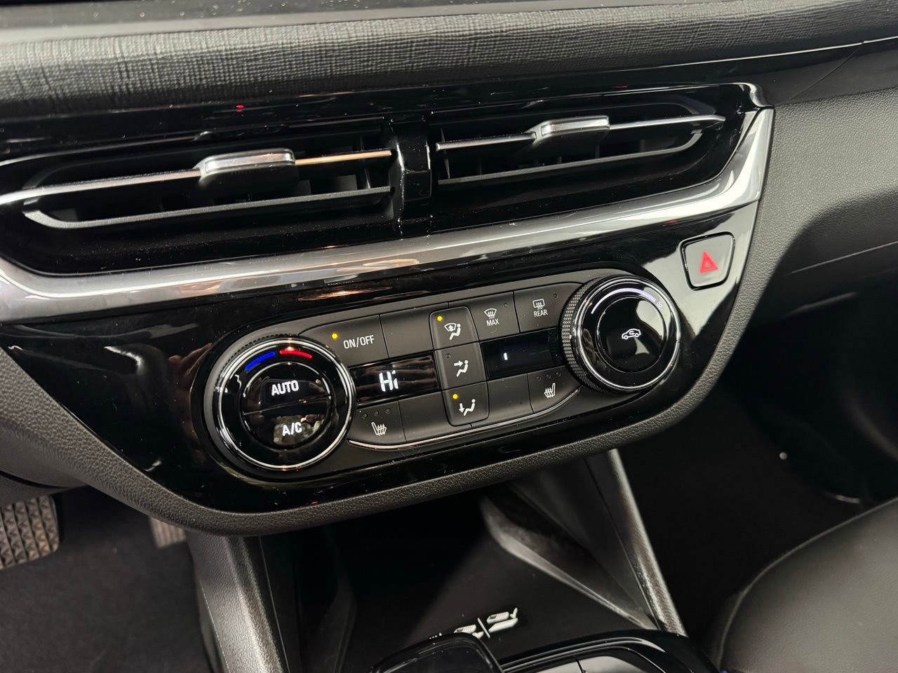 Used 2024 Buick Envista Sport Touring w/ Convenience I Package image 17