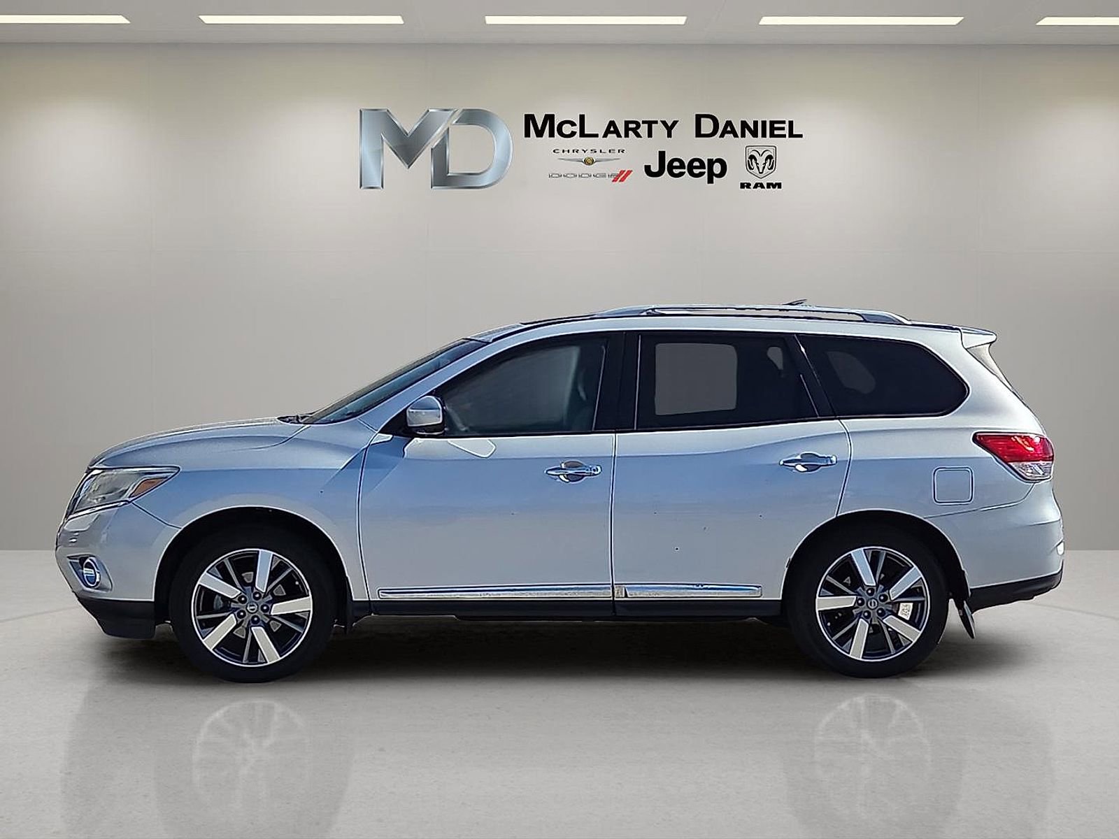Used 2013 Nissan Pathfinder Platinum w/ Platinum Premium Pkg image 3