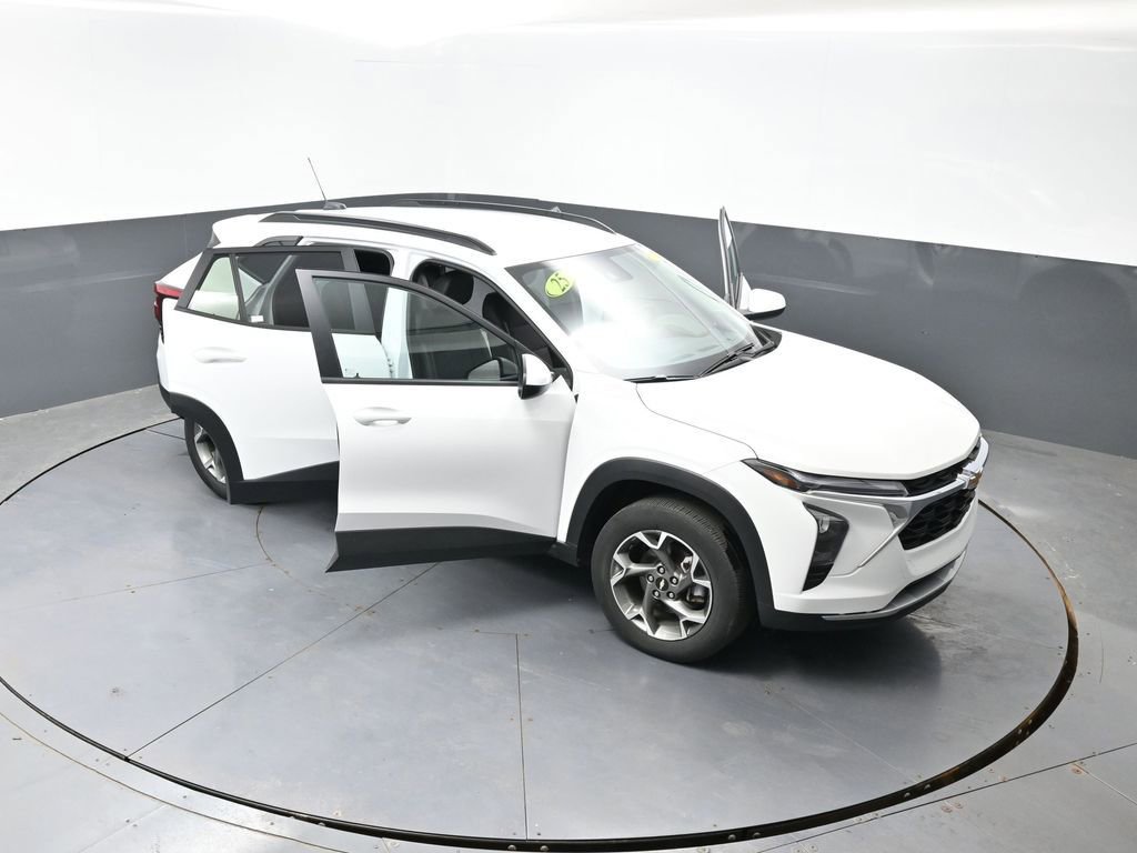 Used 2025 Chevrolet Trax LT FWD image 60