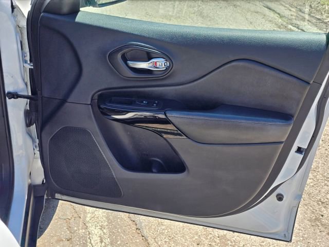 Used 2019 Jeep Cherokee Latitude Plus AWD/4WD image 17