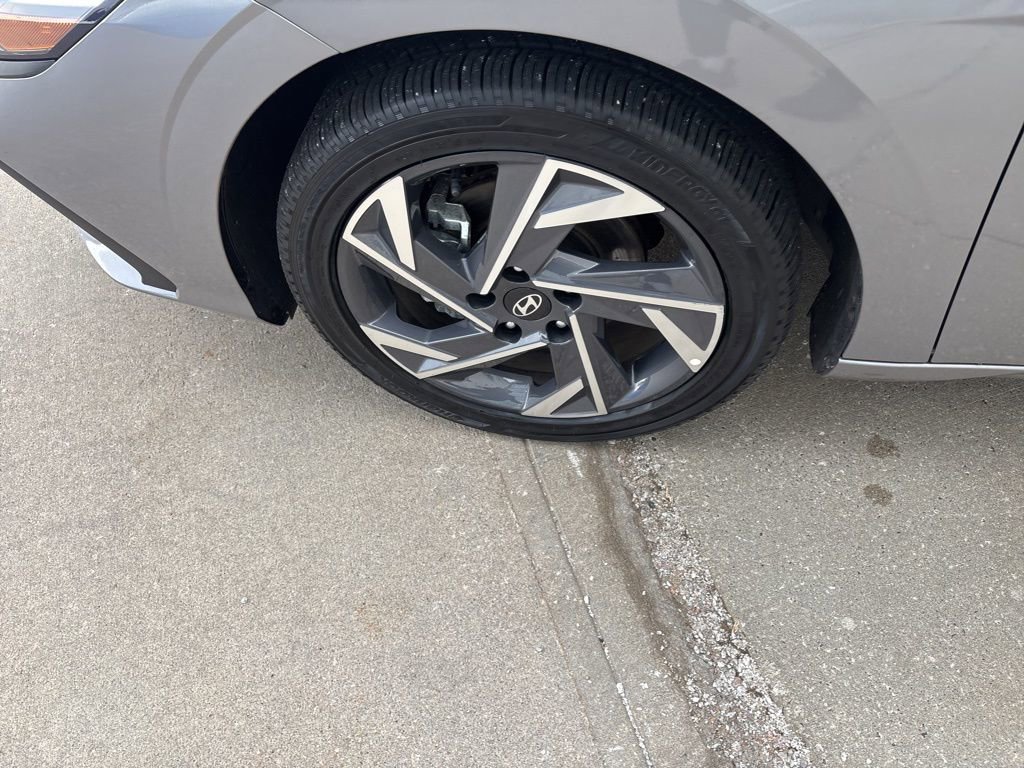 Used 2025 Hyundai Elantra SEL image 31