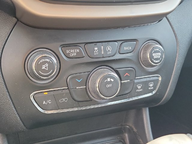 Used 2015 Jeep Cherokee Latitude AWD/4WD image 24