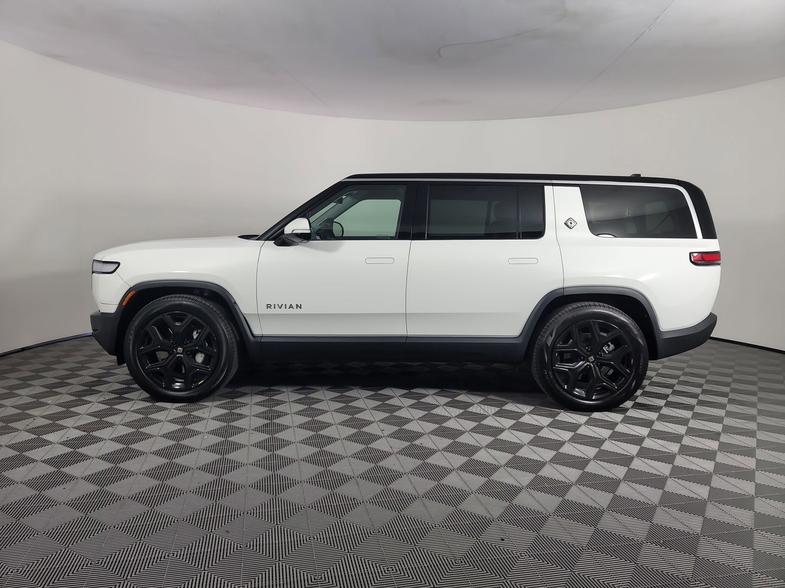 Used 2024 Rivian R1S Adventure AWD/4WD image 2