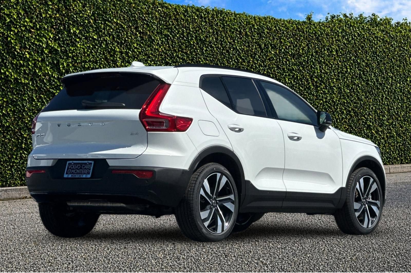 New 2026 Volvo XC40 B4 Plus w/ Climate Package FWD image 6
