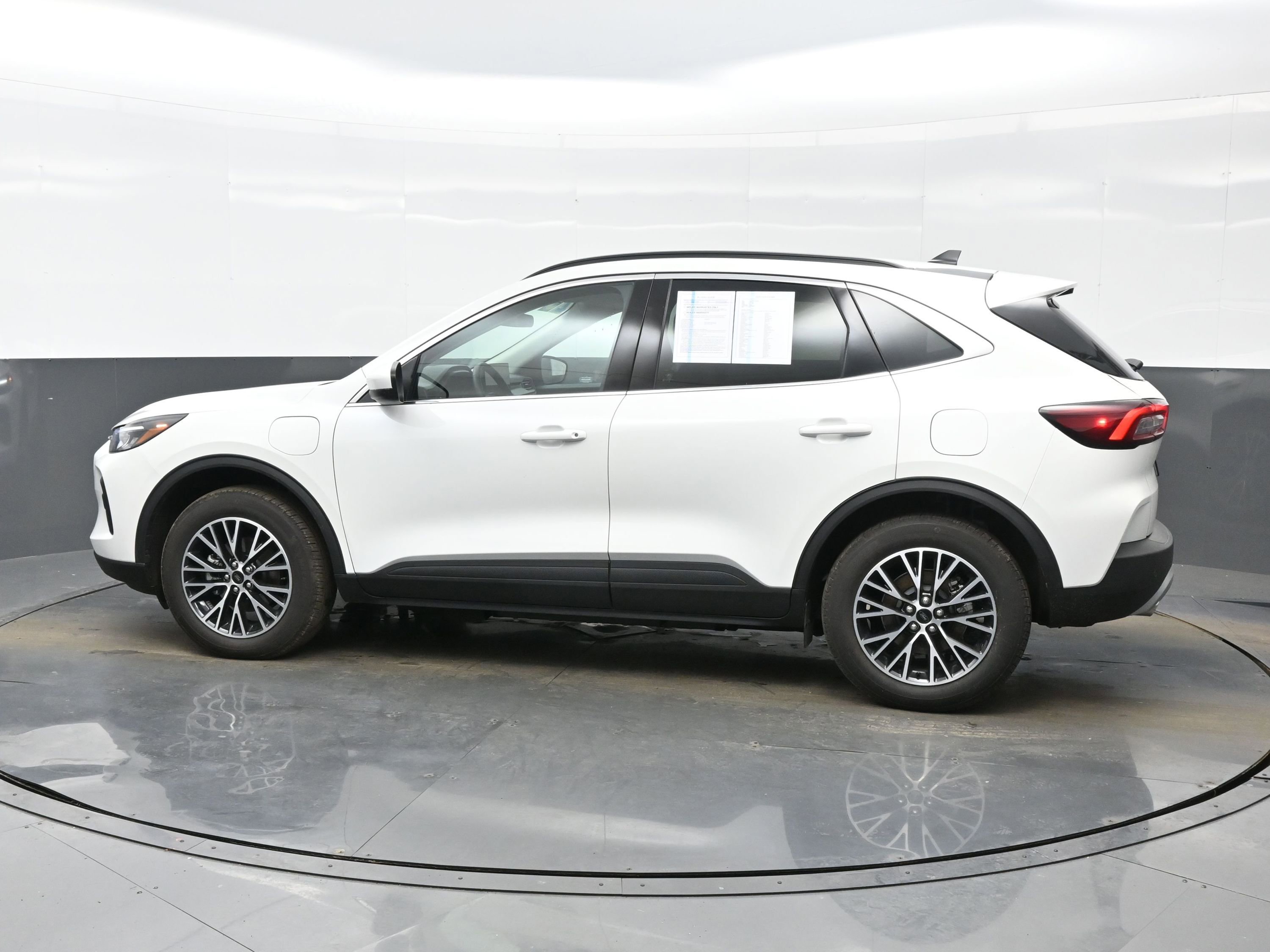 Used 2025 Ford Escape SE image 3