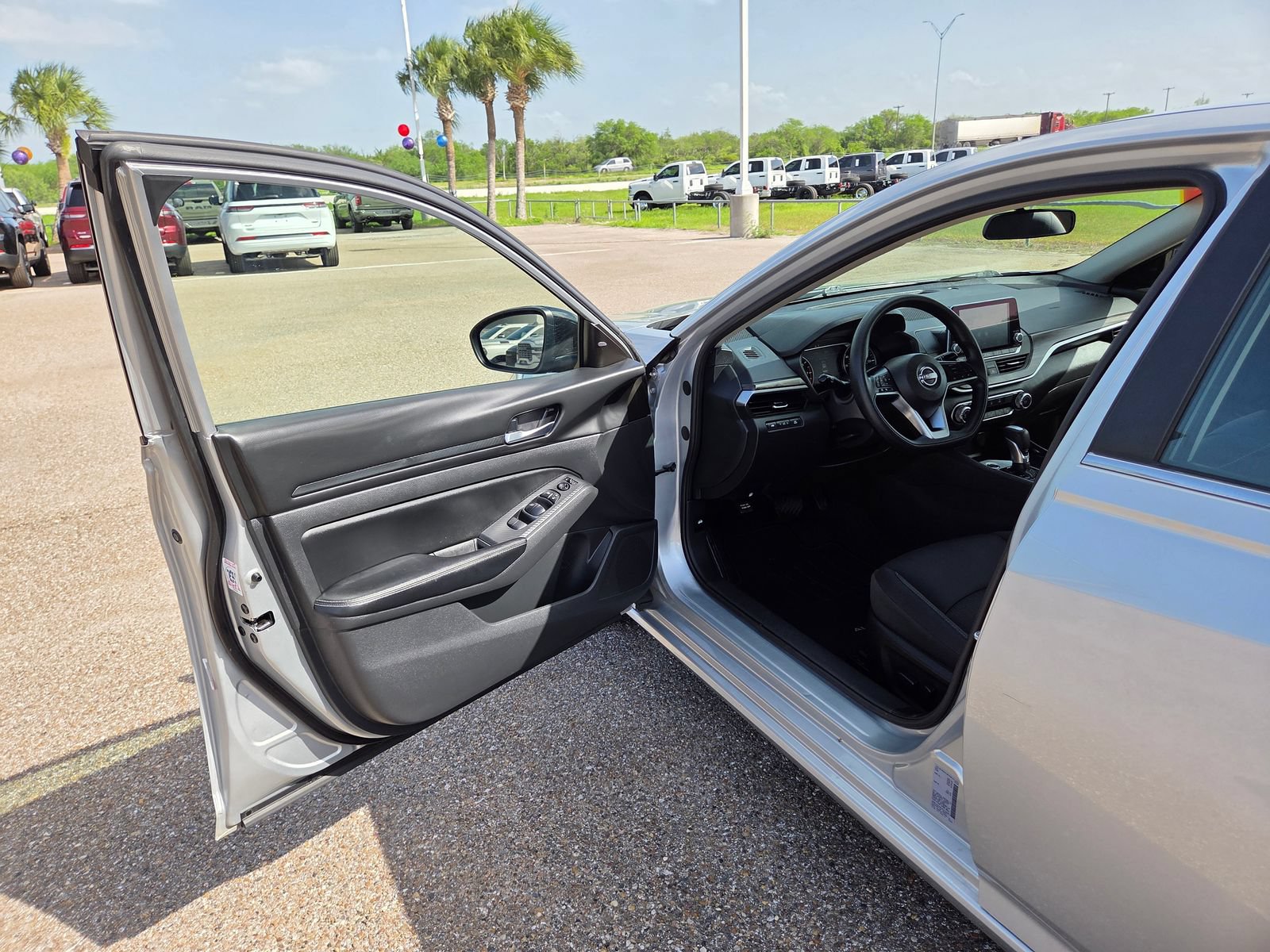 Used 2024 Nissan Altima 2.5 SV FWD image 12