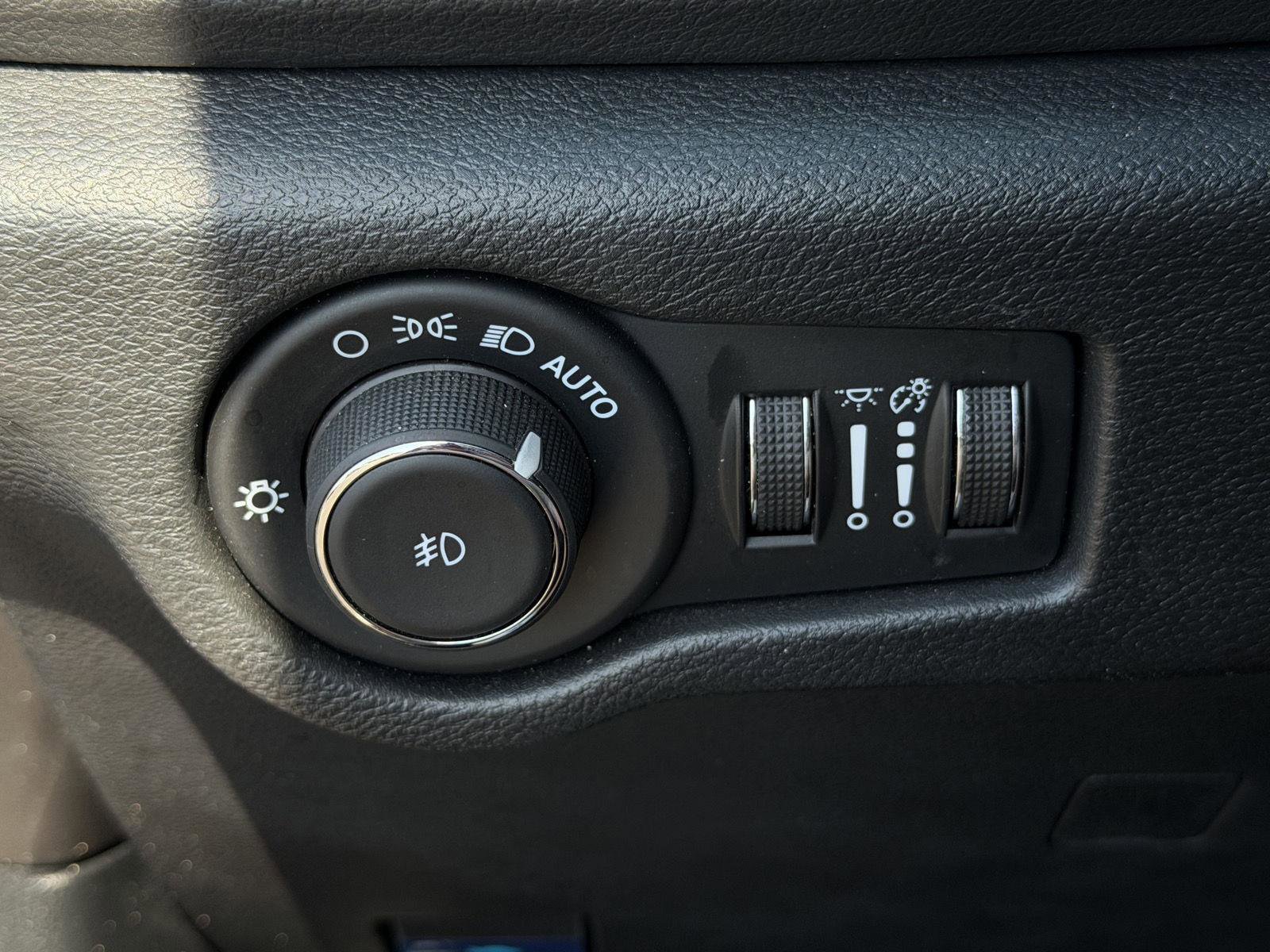 Used 2025 Chrysler Pacifica Select image 18