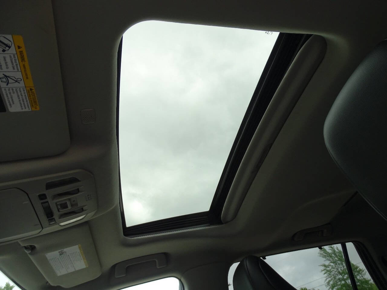 Used 2021 Toyota Highlander XLE image 3