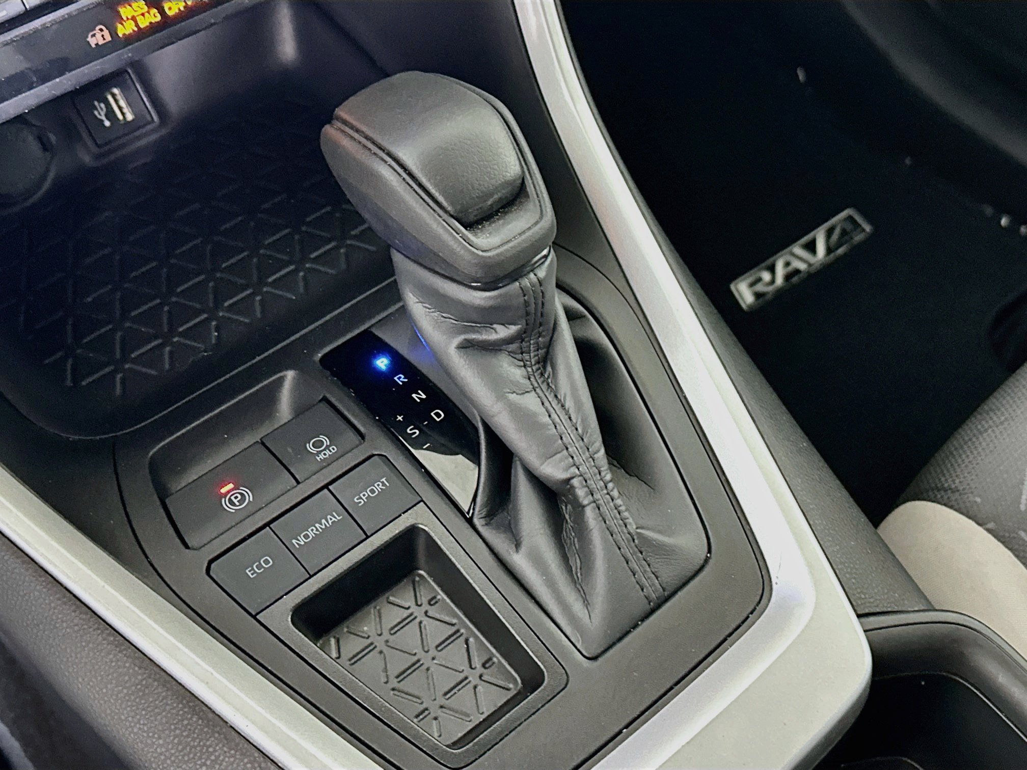 Used 2024 Toyota RAV4 XLE w/ Convenience Package FWD image 21