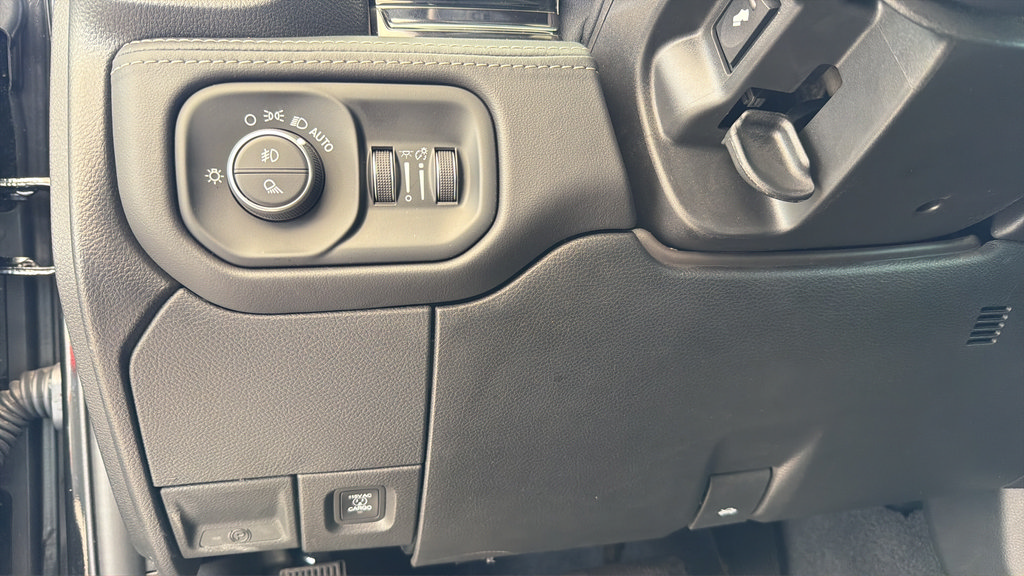 Used 2025 RAM 2500 Limited AWD/4WD image 23