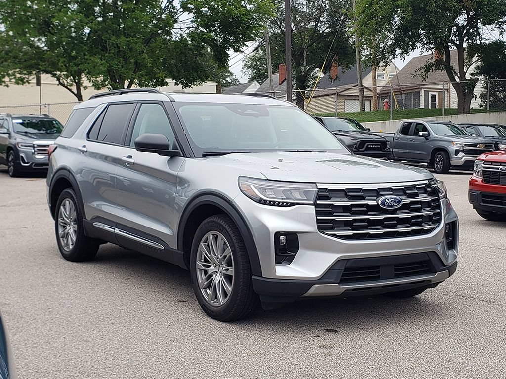 Used 2025 Ford Explorer Active w/ Active Comfort Package AWD/4WD image 3
