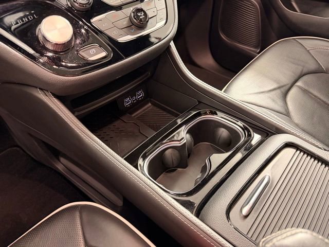 Used 2025 Chrysler Pacifica Limited image 24