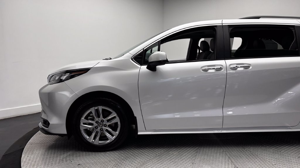Certified 2026 Toyota Sienna XLE FWD image 5
